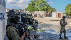Binh sĩ Haiti gác tại thủ đô Port-au-Prince ngày 6-10-2021. Ảnh (tư liệu): AFP/TTXVN