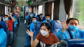 Hành khách chào tạm biệt thành phố thân yêu trước khi tàu rời ga Sài Gòn