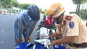 Lực lượng CSGT Công an TPHCM tuần tra, xử lý trường hợp vi phạm ATGT