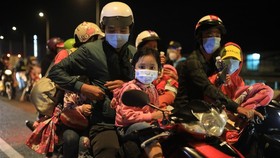 Người dân chạy xe xuyên đêm về miền Tây. Ảnh: CHÍ THẠCH