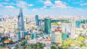 Đô thị TPHCM phát triển ngày càng hiện đại. Ảnh: HOÀNG HÙNG