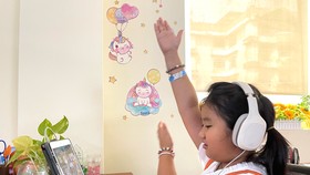 Bé Khánh An (học sinh lớp 2, ngụ quận 8, TPHCM) trong một tiết học sôi nổi. Ảnh: HOÀNG HÙNG