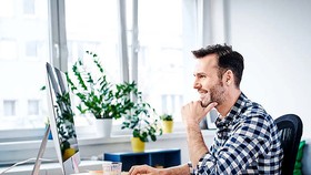 Chủ động thời gian và địa điểm làm việc mang lại hiệu quả cao Ảnh: ECONOMICS TIMES