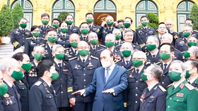 Chủ tịch nước Nguyễn Xuân Phúc gặp mặt thân mật Đoàn đại biểu cựu chiến binh đường Hồ Chí Minh trên biển và đại diện, lãnh đạo, chỉ huy các cơ quan, đơn vị Quân chủng Hải quân. Ảnh: TTXVN