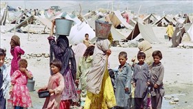 Phụ nữ và trẻ em tại một trại tị nạn ở Jalalabad, Afghanistan. Ảnh: AFP/TTXVN