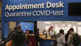 Du khách chờ xét nghiệm Covid-19 tại sân bay Schiphol, Amsterdam, Hà Lan