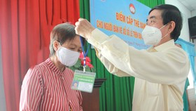 Ông Lê Văn Khanh, Chủ tịch Công ty TNHH MTV XSKT Sóc Trăng trao thẻ xanh cho người bán vé số dạo