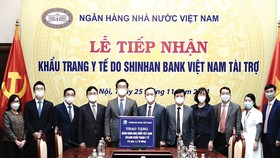 Ngân hàng Shinhan Việt Nam ủng hộ 320.000 khẩu trang y tế