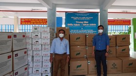 50.000 khẩu trang y tế và thực phẩm thiết yếu hỗ trợ Bệnh viện dã chiến thu dung điều trị Covid-19 (xã Vĩnh Lộc B, huyện Bình Chánh)