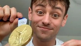 Tom Daley đã tự đan chiếc túi nhỏ bằng len để bảo vệ tấm HCV Olympic