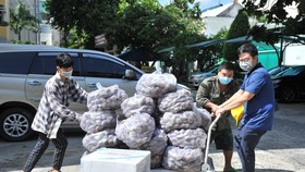Trao tặng nhu yếu phẩm phòng chống dịch Covid-19