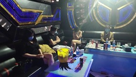 Bắt quả tang 10 nam nữ "bay lắc" trong quán Karaoke.