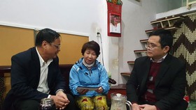 Thăm và tặng quà các nhân chứng Hoàng Sa