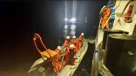 Cứu kịp thời một ngư dân nguy kịch trên vùng biển Hoàng Sa