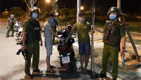 Hai đối tượng bị lực lượng Cảnh sát 113 bắt giữ khi đem hung khí đi đánh nhau