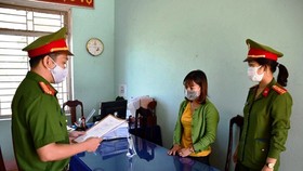 Cơ quan công an đọc lệnh bắt tạm giam đối với đối tượng Phạm Thị Ngọc Tuyến
