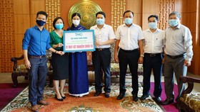 Phó Chủ tịch UBND tỉnh Quảng Nam Trần Văn Tân cùng ngành y tế tỉnh Quảng Nam tiếp nhận máy xét nghiệm Covid-19 từ Tập đoàn Thiên Minh. Ảnh: NGUYỄN CƯỜNG