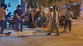 Đối tượng Lê Ngọc Hoàng bị người dân cùng lực lượng công an bắt