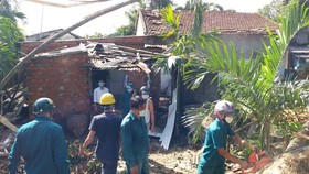 Lốc xoáy diễn ra rất nhanh, chỉ trong vòng vài phút khiến nhiều người dân không kịp di chuyển tài sản