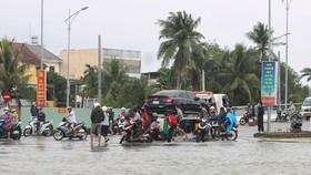 Nhiều khu vực trên địa bàn TP Tam Kỳ ngập sâu, phương tiện bị hư hỏng do ngập nước