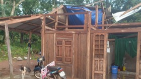 Dông lốc làm tốc mái hàng chục nhà dân ở Quảng Trị