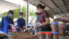 Người dân thị trấn Gio Linh (huyện Gio Linh, tỉnh Quảng Trị) làm hơn 300 hũ muối sả thịt hỗ trợ người dân các tỉnh, thành phía nam.
