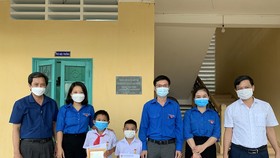 Trao tặng Huy hiệu Tuổi trẻ dũng cảm cho 2 em học sinh vì đã có hành động dũng cảm cứu người bị đuối nước
