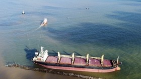 Cận cảnh cứu hộ tàu hàng nước ngoài mắc cạn trên vùng biển Quảng Trị