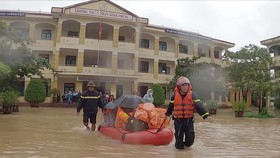 Giải cứu hàng trăm học sinh mắc kẹt trong ngôi trường bị nước lũ bủa vây