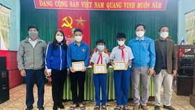 Cứu người bị đuối nước, 3 học sinh được trao tặng huy hiệu “Tuổi Trẻ dũng cảm”