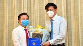 Phó Chủ tịch UBND TPHCM Lê Hoà Bình trao quyết định cho đồng chí Nguyễn Hữu Tín. Ảnh: VIỆT DŨNG