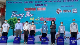 Chương trình trao tặng hơn 1.000 phần quà và 55 suất học bổng cho trẻ em tại quận 10. Ảnh: GIAO LINH