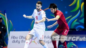 Karim Abu Zaid (áo trắng) đã quay trở lại với đội tuyển futsal Lebanon. Ảnh: GETTYIMAGES