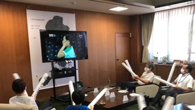 Người hâm mộ cầu lông tại Kudamatsu tiếp lửa từ xa cho tay vợt Thùy Linh. Ảnh: FBNV