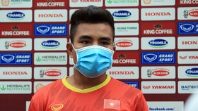 Tiền đạo Hồ Thanh Minh trả lời phỏng vấn vào chiều 24-9. Ảnh: NHẬT ĐOÀN