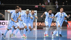 Argentina đánh bại Nga trên chấm luân lưu để vào bán kết Futsal World Cup 2021. Ảnh: GETTY