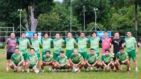 Một đội bóng tập hợp các cầu thủ trên 35 tuổi ra cuối tuần ở quận Phú Nhuận. Ảnh: VIỆT QUỐC