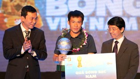 Lê Tấn Tài đoạt Quả bóng Bạc Việt Nam năm 2012. Ảnh: QUANG NHỰT