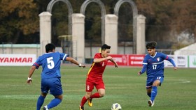 Các cầu thủ Đài Bắc Trung Hoa gây ra nhiều khó khăn cho U22 Việt Nam. Ảnh: NHẬT ĐOÀN