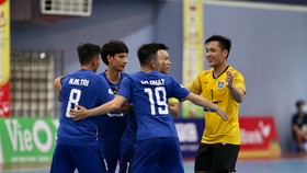 Văn Ý và đồng đội ăn mừng chiến thắng của Thái Sơn Nam. Ảnh: ANH TRẦN
