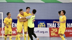 Niềm vui của các cầu thủ Sahako FC khi ngược dòng đánh bại Khánh Hòa. Ảnh: ANH TRẦN