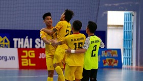 Các cầu thủ Sahako ăn mừng bàn thắng của Thái Huy. Ảnh: ANH TRẦN