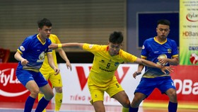 Sahako (áo vàng) tiếp tục bám đuổi Thái Sơn Nam. Ảnh: ANH TRẦN