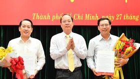 Phó Bí thư Thành ủy TPHCM Nguyễn Hồ Hải trao Quyết định cho 2 đồng chí Kiều Ngọc Vũ và Trần Hữu Phước. Ảnh: VIỆT DŨNG