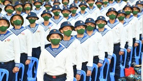Các tân binh trước giờ nhập ngũ. Ảnh: VIỆT DŨNG