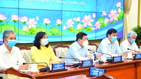 Chủ tịch UBND TPHCM Nguyễn Thành Phong phát biểu tại phiên họp. Ảnh: VIỆT DŨNG