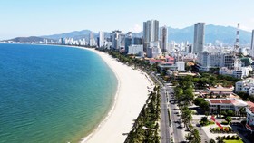 Bãi biển dọc đường Trần Phú, TP Nha Trang - một trong những điểm thu hút du khách khi đến thành phố biển. Ảnh: QUỲNH ANH