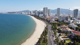 Từ ngày mai 16-10, người dân Nha Trang được tắm biển trở lại. Ảnh: QUỲNH ANH