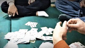 Bắt giữ đối tượng đánh bạc ăn tiền, chống người thi hành công vụ