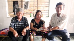 Trao tiền bạn đọc Báo SGGP hỗ trợ vợ chồng già hái dừa thuê